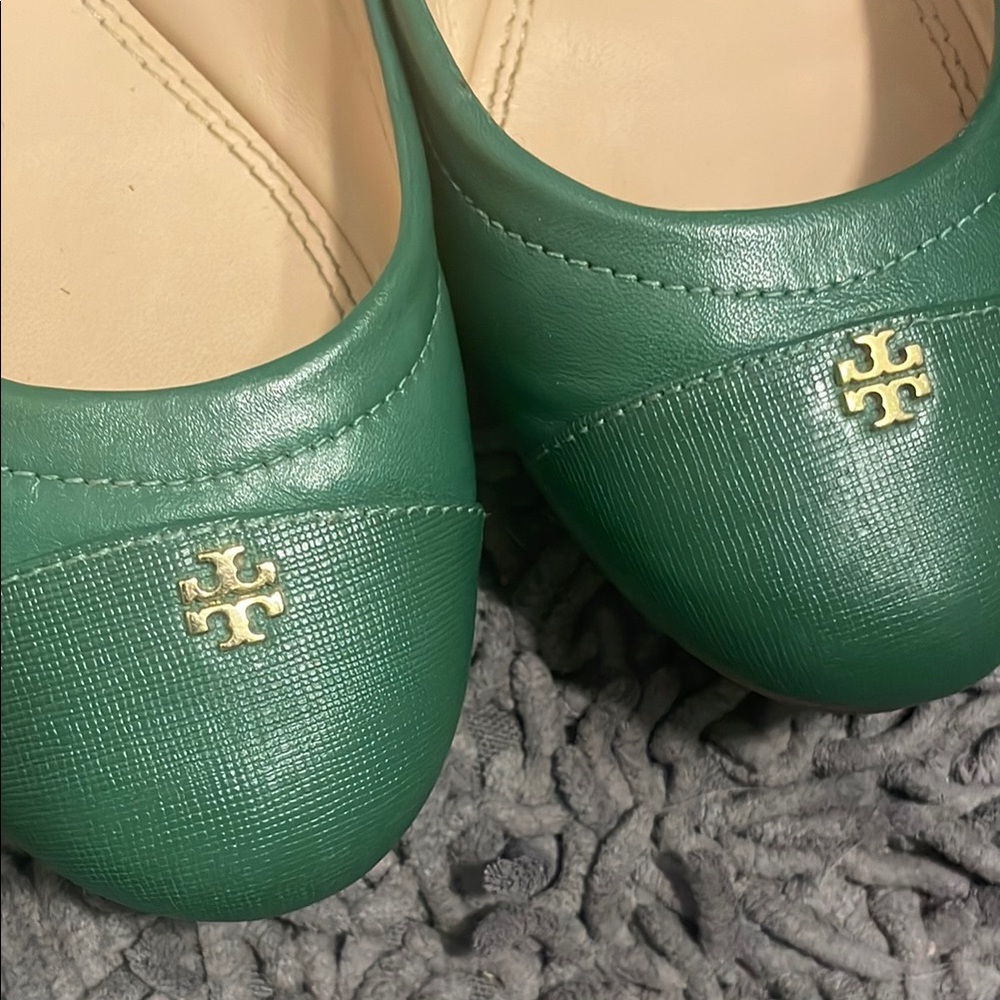 Tory Burch Green Leather Flats with Logo Medallion - Picture 3 of 4